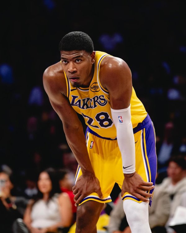 聚富人 湖人秀! 八村垒Ins晒赛场照庆祝球队取得赛季首胜